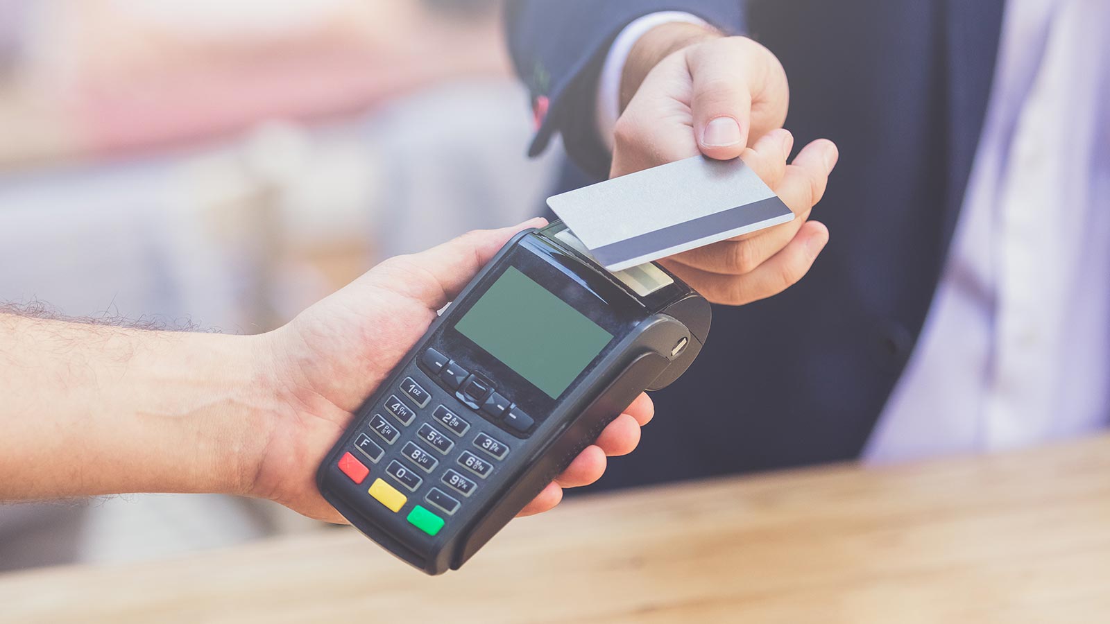 Adiós a los recargos por pagar con tarjeta